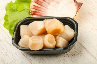 Çiğ deniz tarakları kasede pişmeye hazır.