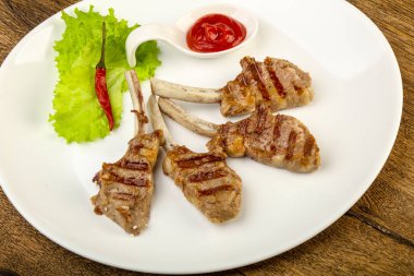 Salata yaprakları servis domates soslu kuzu ızgara