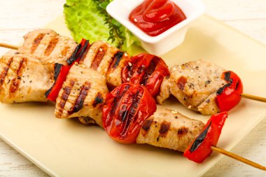 Izgara hindi şiş domates ve biber ile