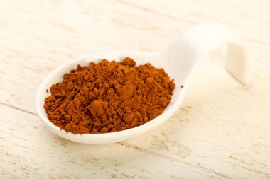 Kase ahşap arka plan üzerinde toz kakao