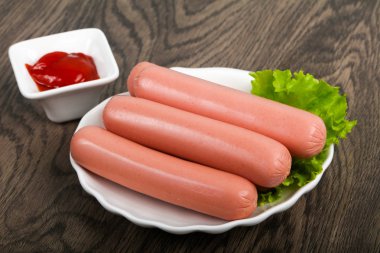 Salata ve ketçap ile sosis haşlama