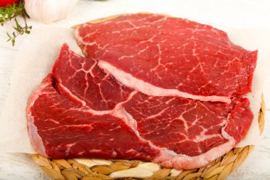 Ham sığır eti biftek yemek için hazır