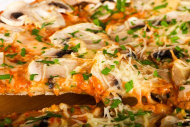 Sıcak lezzetli mantar pizza