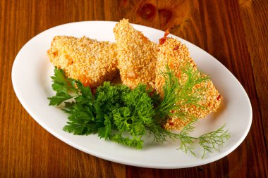 Ahşap arka plan üzerinde Kızarmış peynirli çubuk