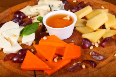 Peynir tabağı ile bal ve sedir fındık