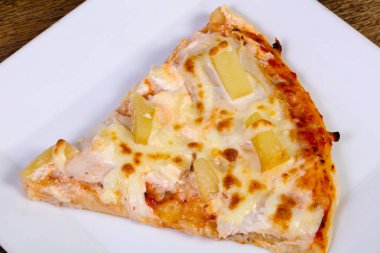 Ananas pizza peyniri ile