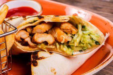 Domuz eti Burrito Fransız patates ile