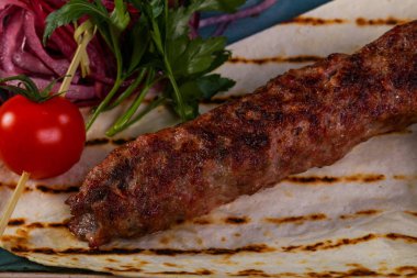 Domuz kebap et sosu ve ekmek ile