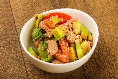 Domates soslu ton balığı ve avokado salatası.
