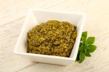 Fesleğenli pesto sos kasede bırakır