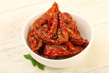 Fesleğen yapraklı kuru domates.