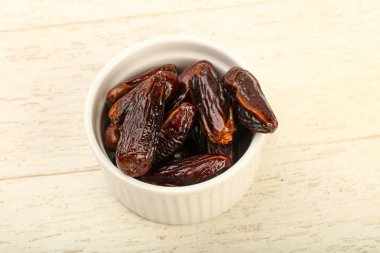 Meyve kabında tatlı hurmalar.