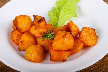 Otlu fırında patates.