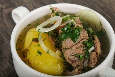 Beyaz et çorbası - kuzu veya dana eti ile Hashlama
