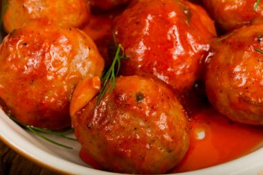 Dereotu, domates soslu köfte servis