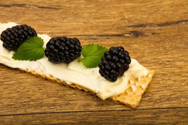 Yumuşak peynir, böğürtlen ve yaprakları tost