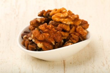 Ceviz öbek üzerinde beyaz masa