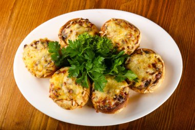 Otlar peynir ile doldurulmuş champignon hizmet
