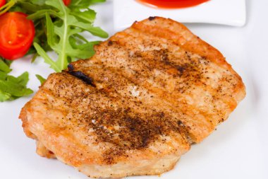 Izgara domuz sos ve salata sosu ile