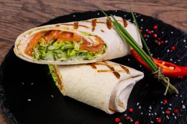 Somon soğan ve kırmızı biber servis tortilla rulo