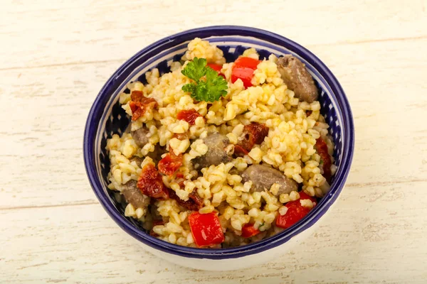 Bulgur Con Corazones Pollo Tomates Secos — Foto de Stock