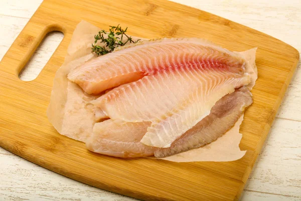 Fillet Tilapia Siap Untuk Dimasak Atas Latar Belakang Kayu — Stok Foto