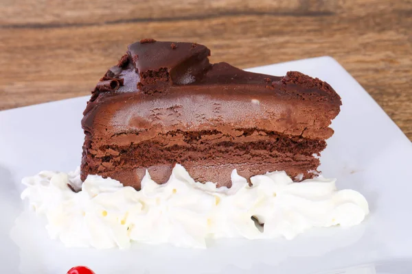 Csokoládé Torta Tejszínnel Cseresznyével — Stock Fotó