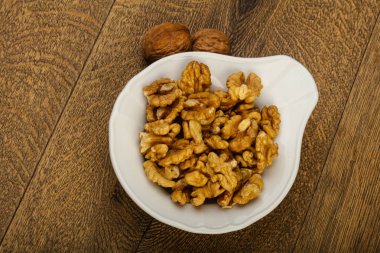 Kase üzerinde ahşap arka plan açık ceviz