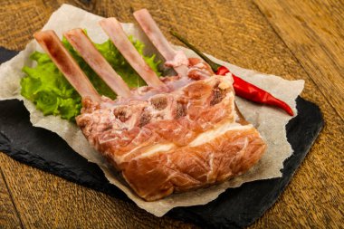 Ham kuzu kaburga ile biber yemek pişirmek için hazır