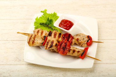 Izgara hindi şiş domates ve biber ile