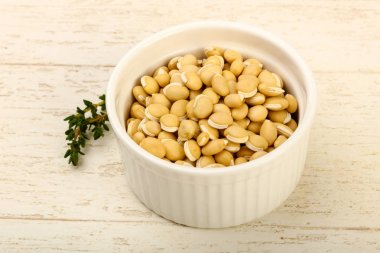 Kase ahşap arka plan üzerinde çiğ beyaz fasulye