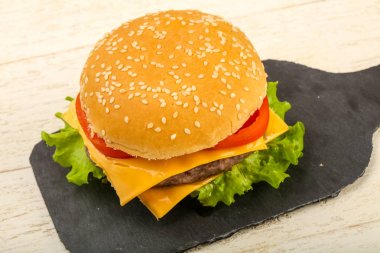 Burger peynir, domates, salata yaprakları ile