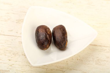 Culinare için iki Nutmegs ahşap arka plan üzerinde kullanın