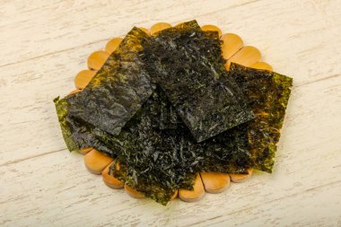 Ahşap arka plan üzerinde fiş gevrek Nori yaprak