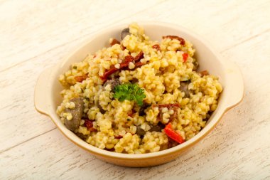 Tavuk kalbi ve kuru domatesli bulgur.