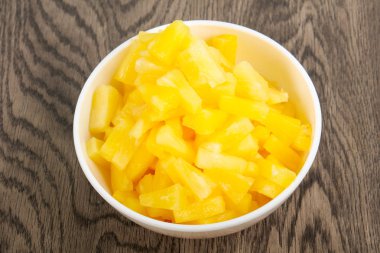 Kabın içinde Konserve ananas