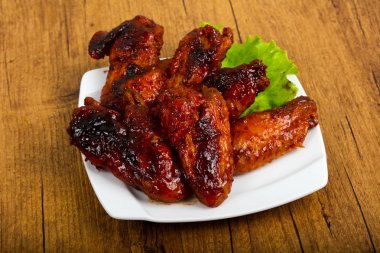 Teriyaki soslu tavuk kanadı.