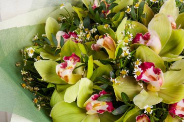 Çeşitli çiçek ile romantik buket