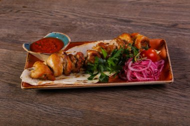 Domates soslu tavuk şiş