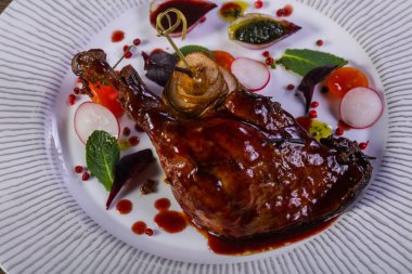 Ördek bacak armut ve sos ile