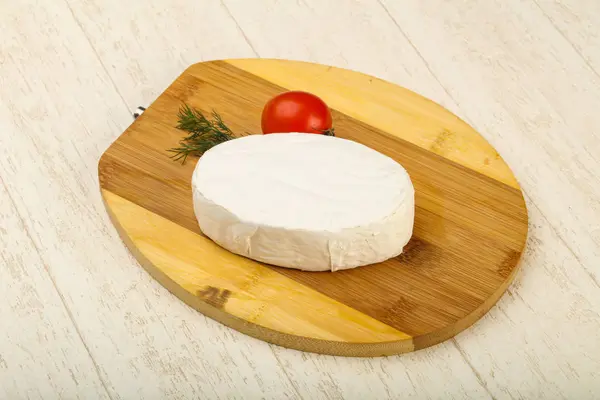 Queijo Camembert Sobre Fundo Madeira — Fotografia de Stock