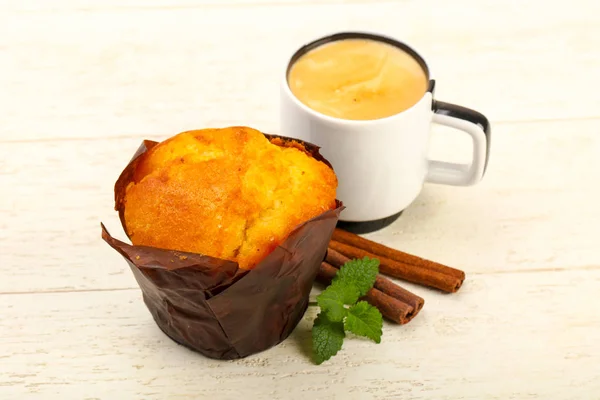 Muffin Com Café Canela Sobre Madeira — Fotografia de Stock