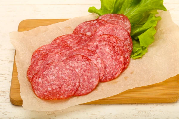 Plakjes Salami Worstjes Houten Achtergrond — Stockfoto