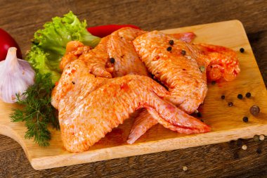 Marine edilmiş tavuk kanat ızgara ve Barbekü