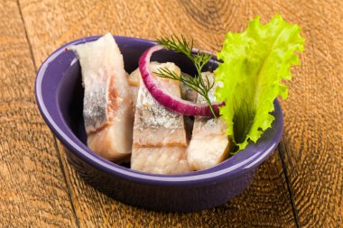 Ringa balığı filetosu dereotu ve soğan dilimlenmiş