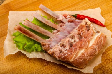 Ham kuzu kaburga ile biber yemek pişirmek için hazır