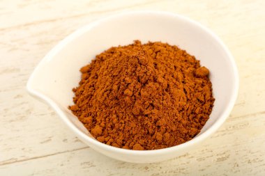 Kase ahşap arka plan üzerinde toz kakao