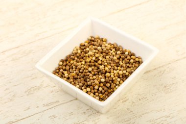 Kişniş tohumu yığın ahşap arka plan üzerinde