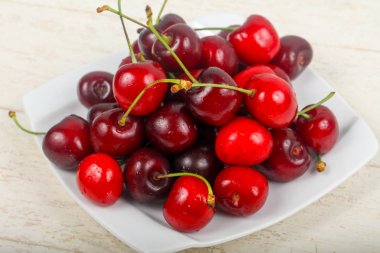 Kabın içinde tatlı kiraz