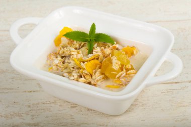 Muz, fındık ve nane ile müsli